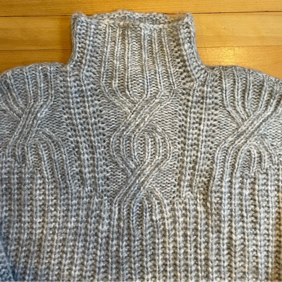 Aerie women’s size M chunky knit cropped sweater in very good condition. - Picture 6 of 7